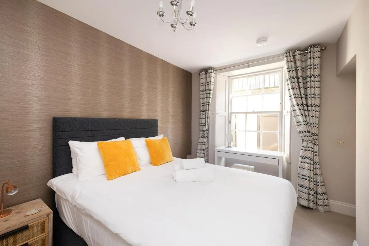 Image 1 of JOIVY Splendid 1-BR Flat near Edinburgh Castle
