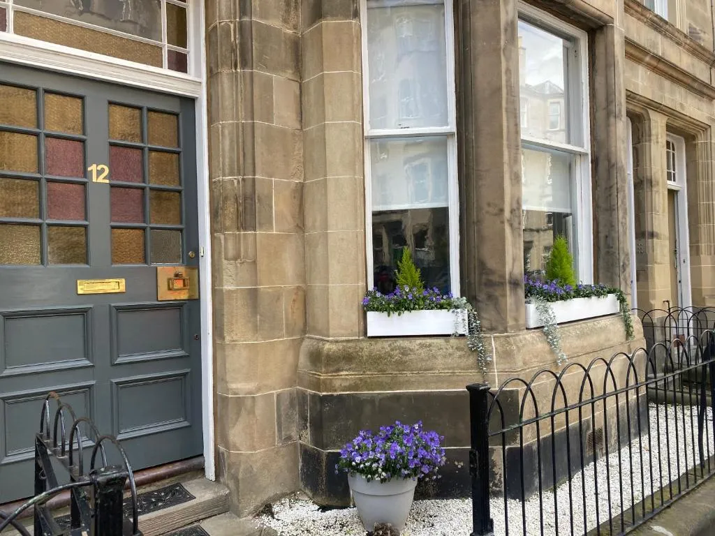 Image of Lovely main door 2 bed apartment