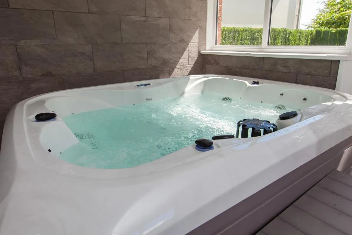 Image 6 of Luxe Arthurs Seat View Townhouse with Hot Tub