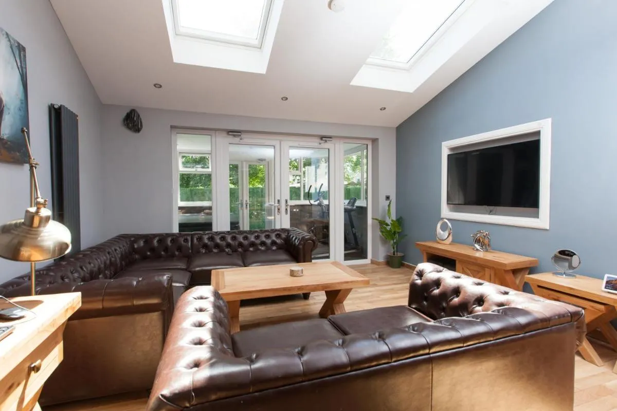 Image 2 of Luxe Arthurs Seat View Townhouse with Hot Tub