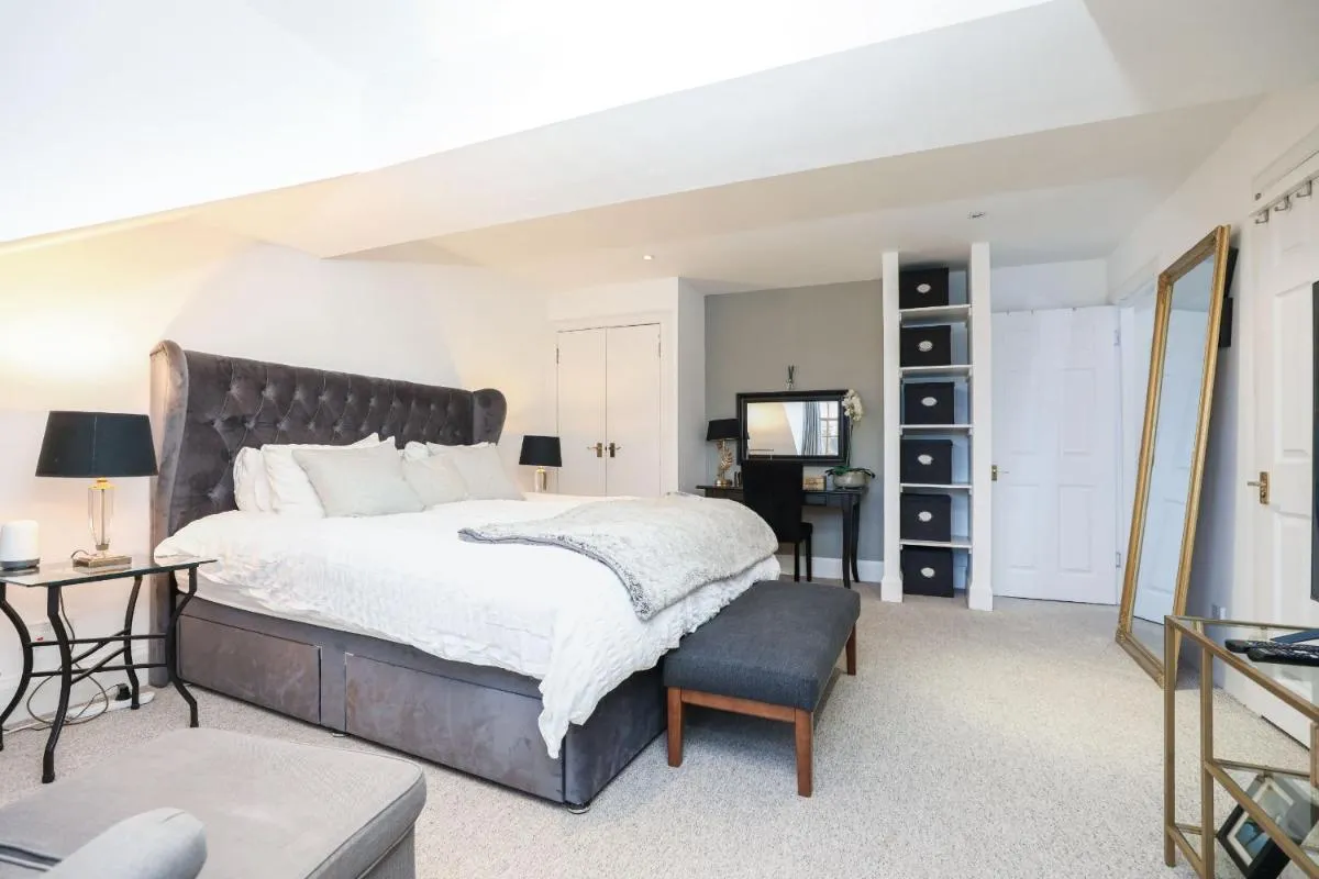 Image 1 of Luxury 3 Bed Royal Mile Apartment
