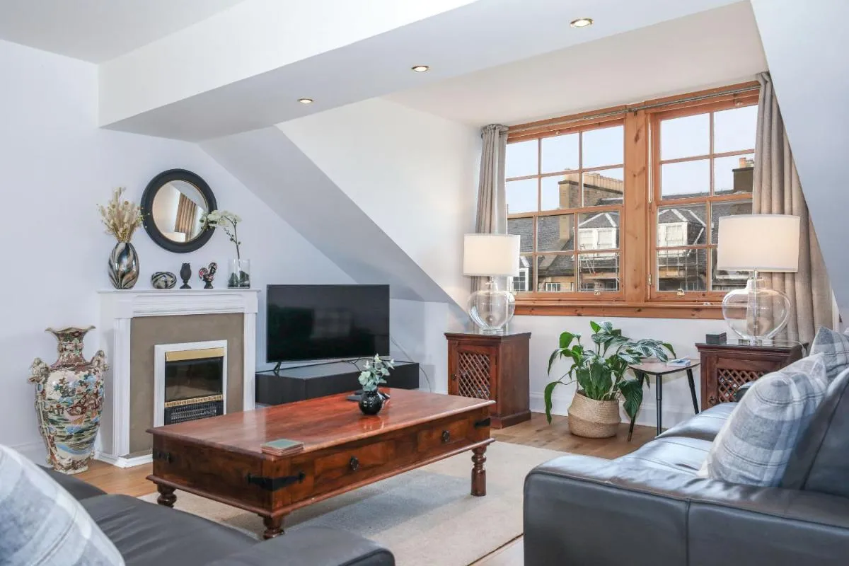 Image 4 of Luxury 3 Bed Royal Mile Apartment