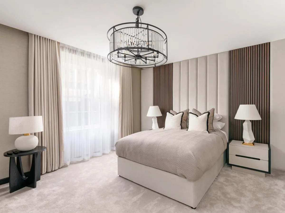 Image 2 of Luxury City Centre Oasis – Lux Spa Bath – Romantic