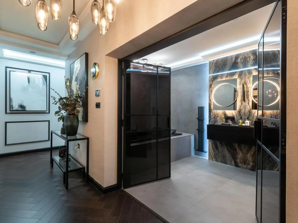 Image 3 of Luxury City Centre Oasis – Lux Spa Bath – Romantic