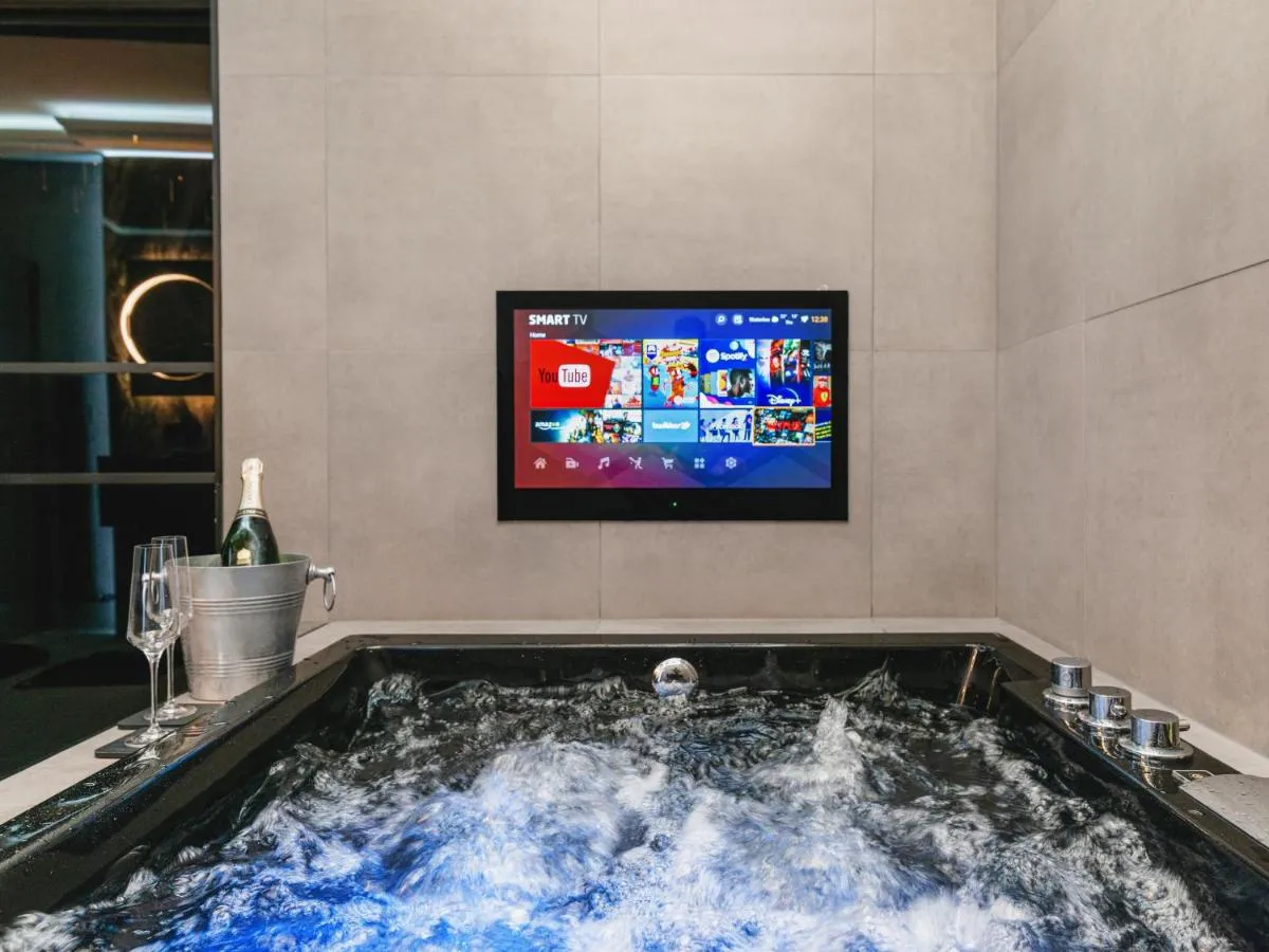Image 4 of Luxury City Centre Oasis – Lux Spa Bath – Romantic