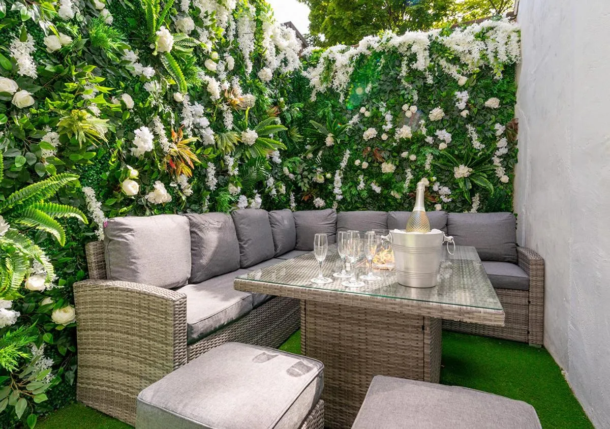 Image 5 of Luxury Georgian City Retreat With Hot Tub & Patio
