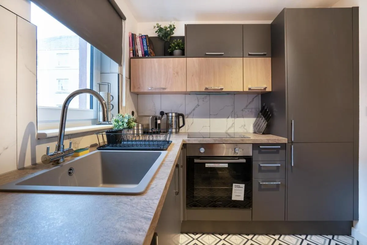 Image 2 of Modern 2BED Apartment-Free Parking