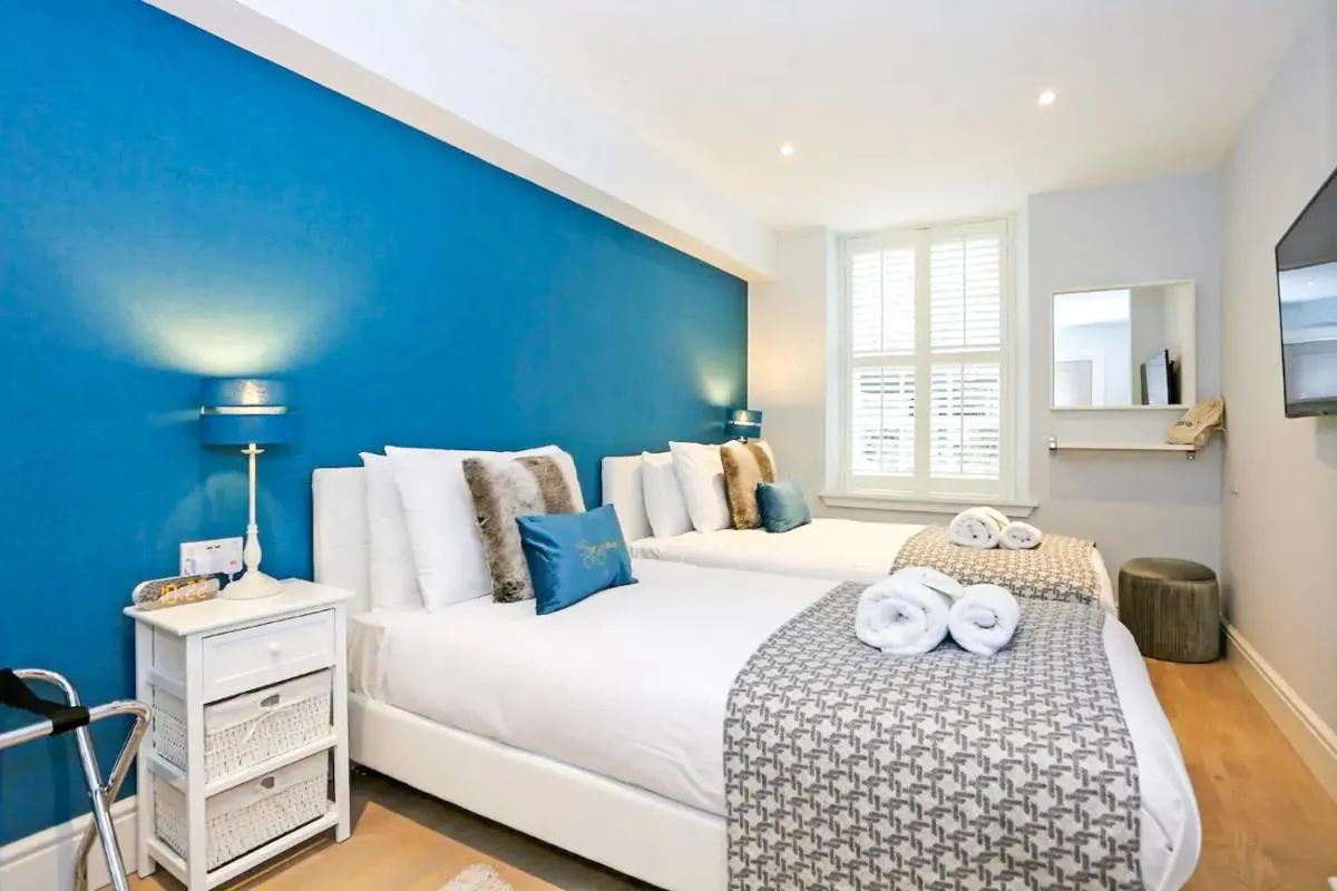 Image 6 of Modern 3 Bedroom Apartment, West End