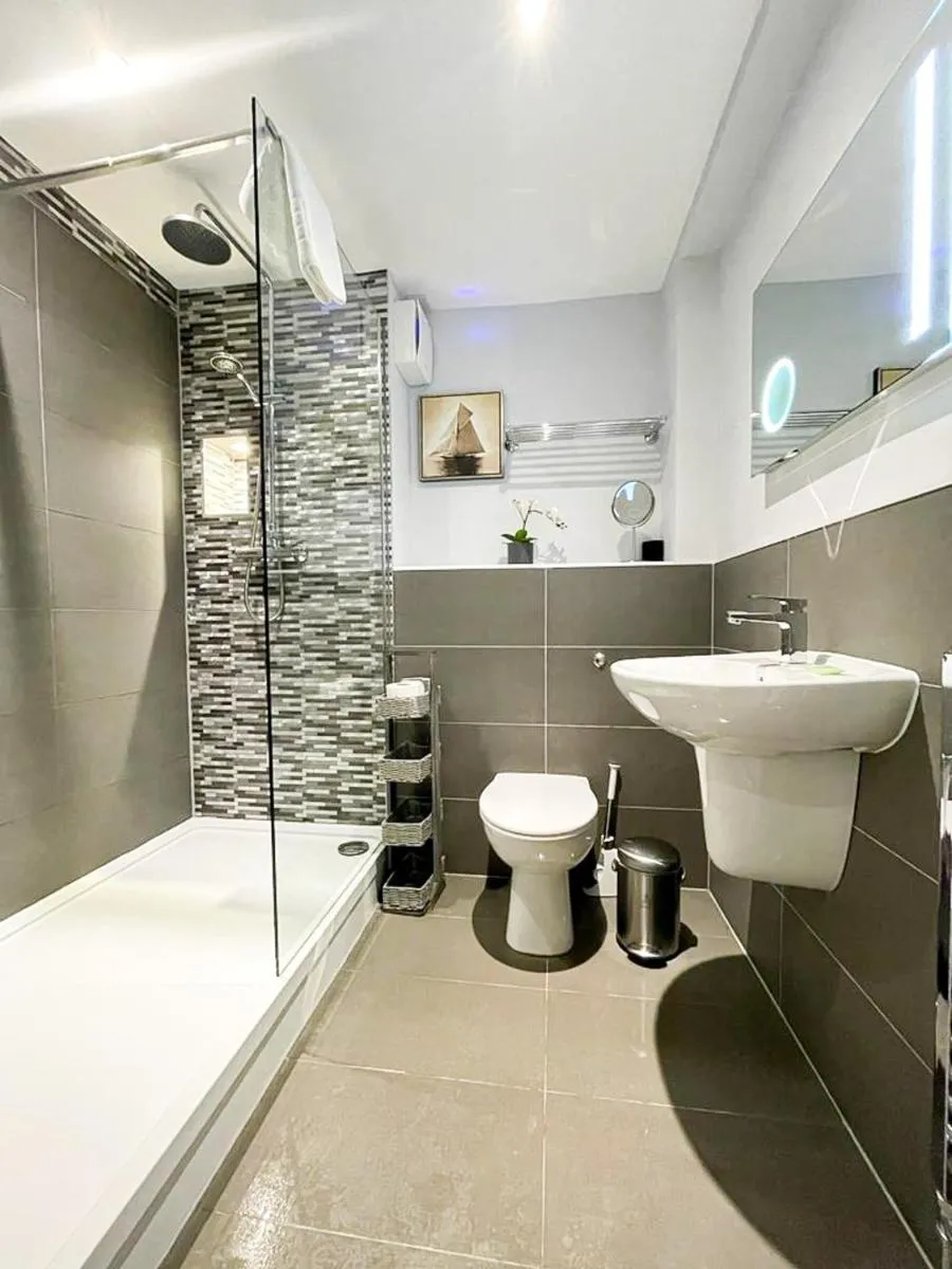 Image 3 of Modern 3 Bedroom Apartment, West End