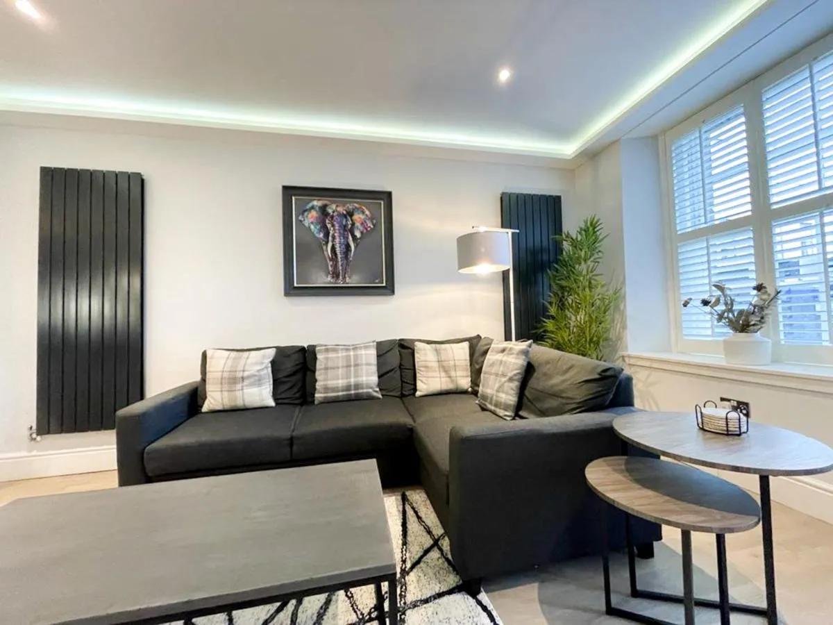 Image 2 of Modern 3 Bedroom Apartment, West End