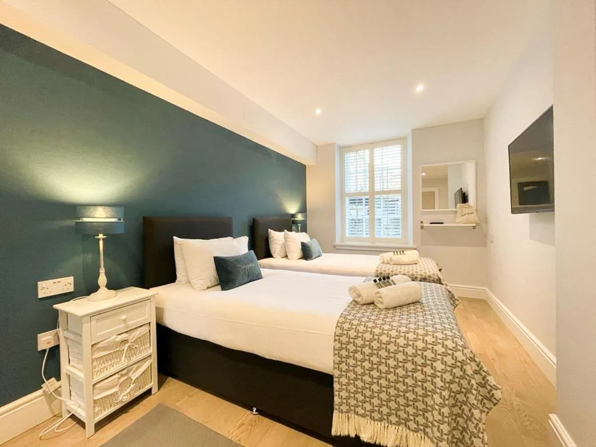 Image 1 of Modern 3 Bedroom Apartment, West End