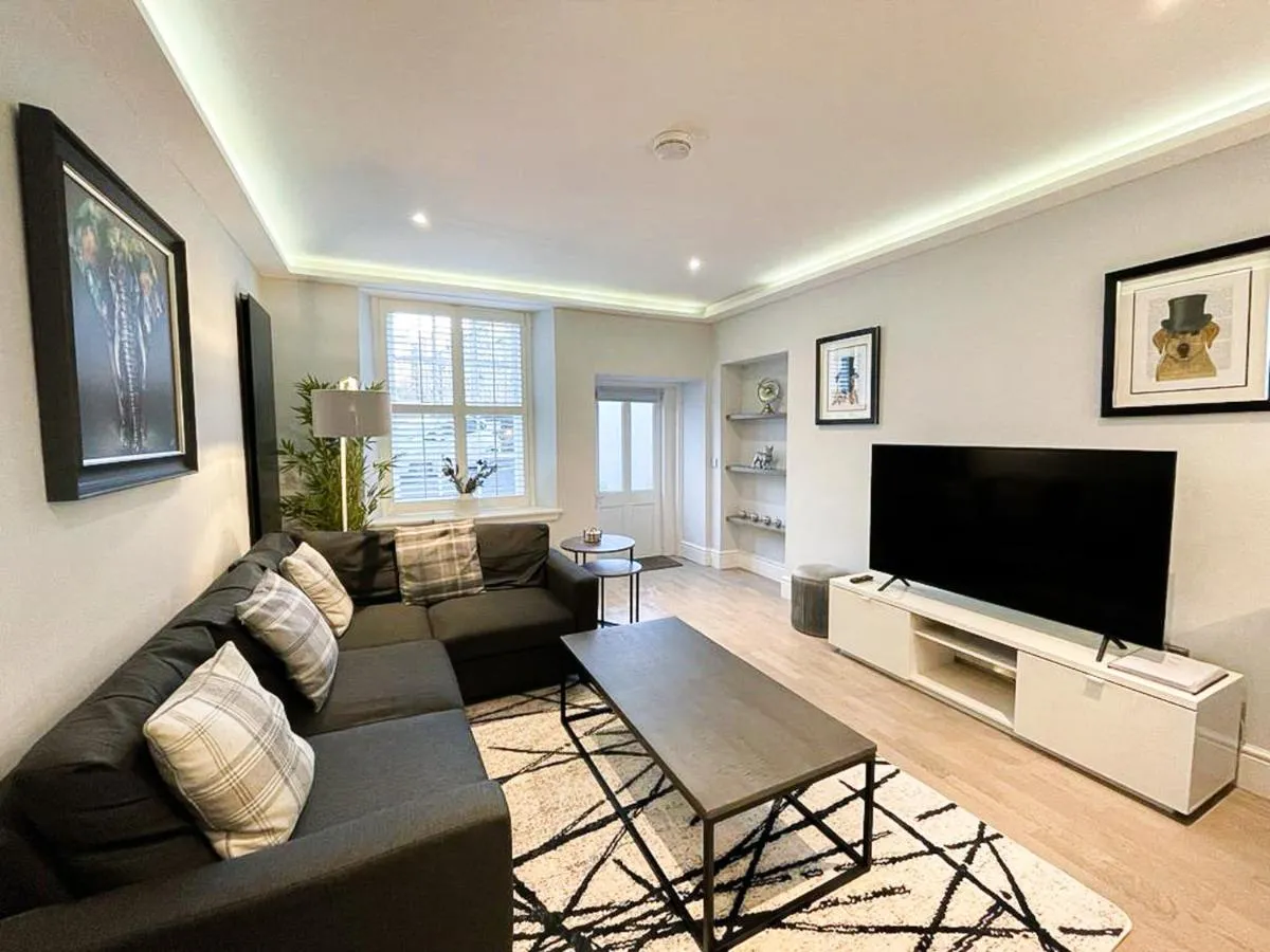 Image 4 of Modern 3 Bedroom Apartment, West End