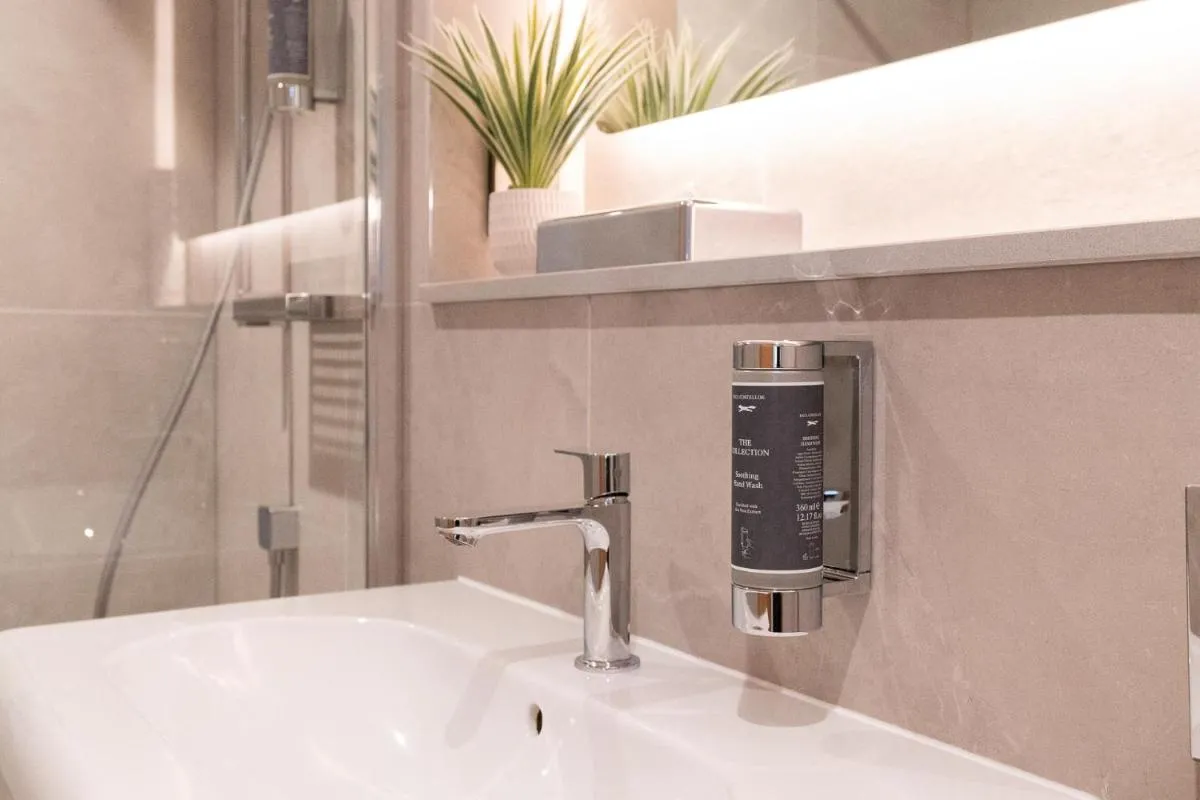Image 2 of PREMIER SUITES Edinburgh Fountain Court