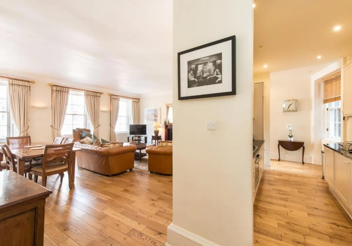 Image 3 of Parliament Sq (apt 10 ) Royal Mile