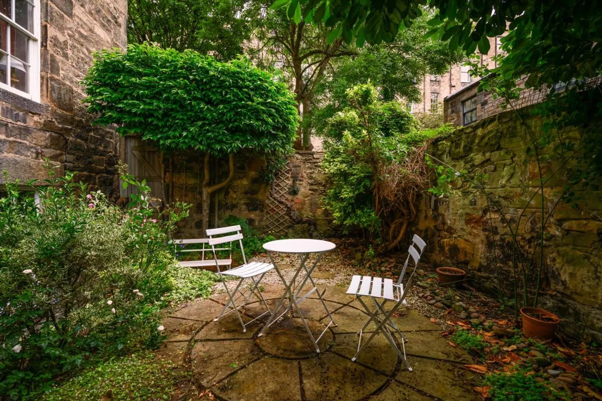 Image 4 of Retro New Town Garden Flat