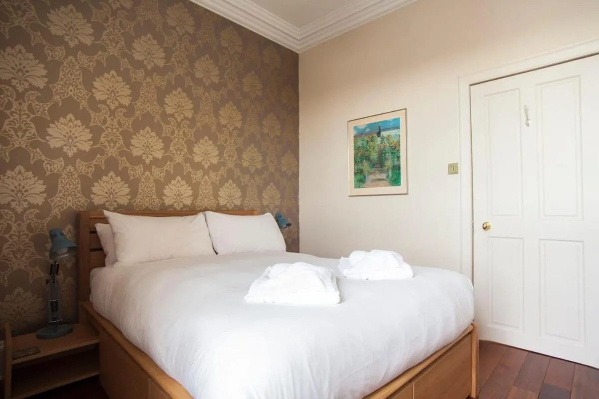 Image 3 of Sophisticated Edinburgh Apartment in City Centre
