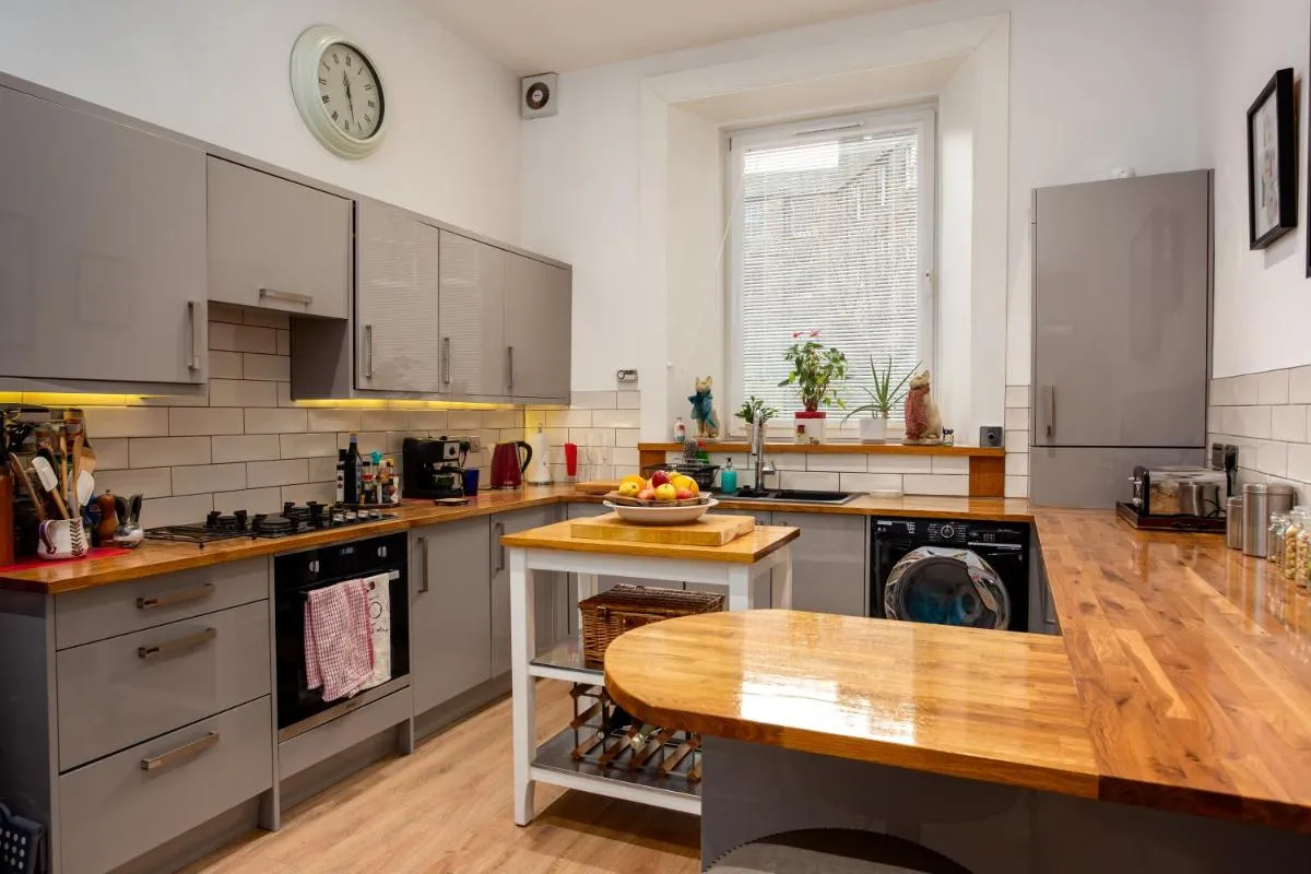 Image 2 of Spacious 2 Bedroom House Near The Meadows