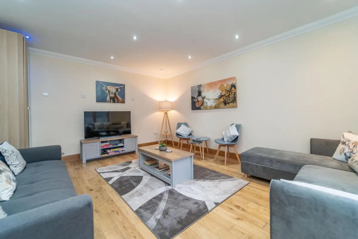 Image 4 of Spacious 3 Bed Townhouse with Parking