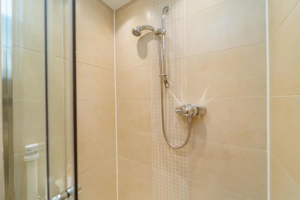 Image 5 of Spacious 3 Bed Townhouse with Parking