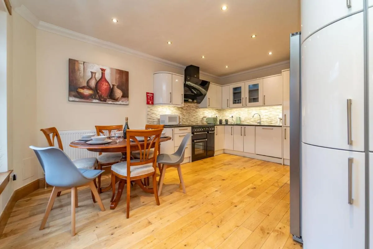 Image 3 of Spacious 3 Bed Townhouse with Parking