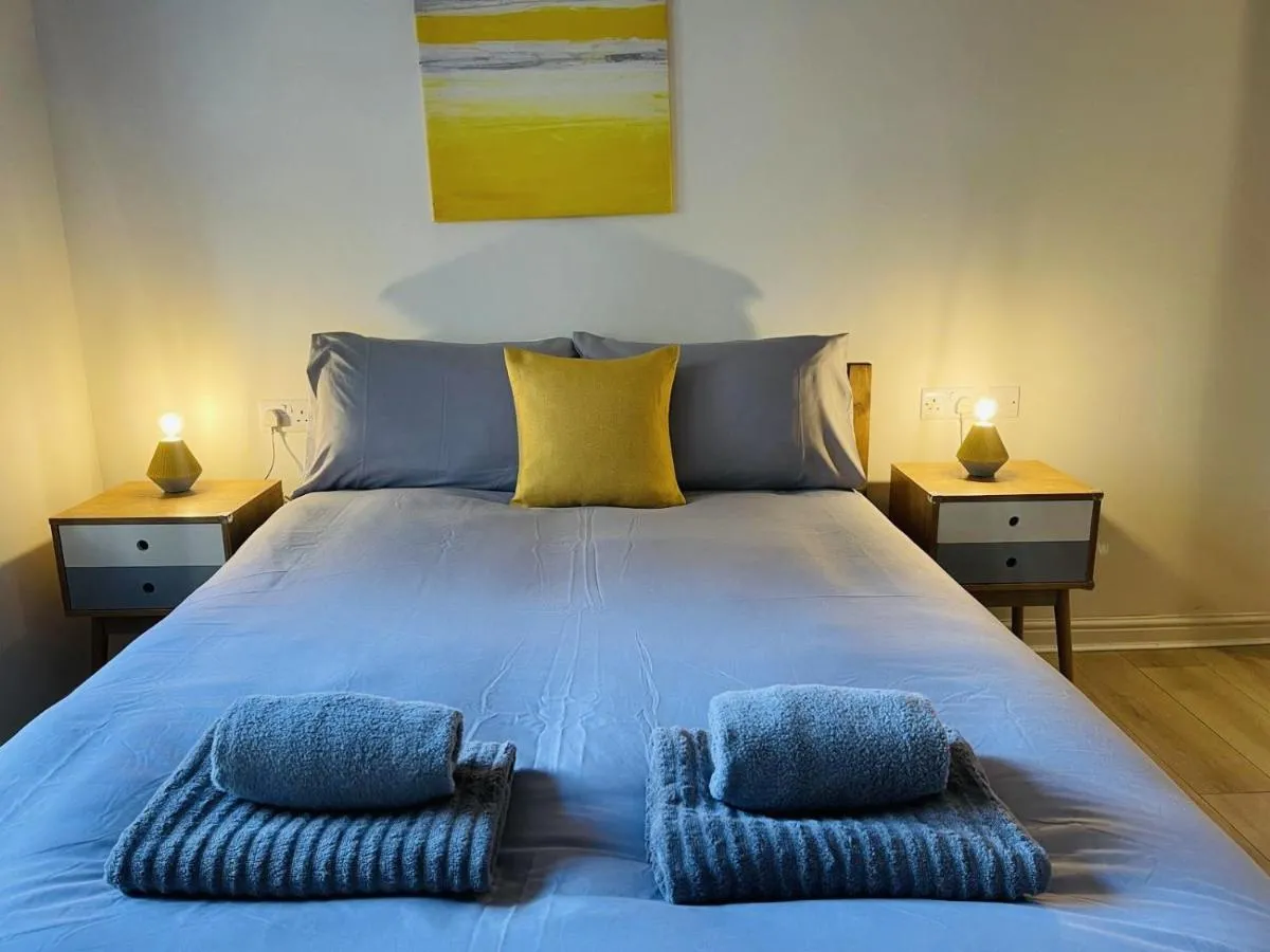 Image 1 of Spacious City Centre flat free parking& superfast WIFI