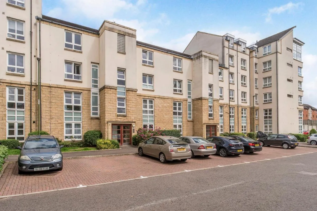 Image 5 of Spacious City Centre flat free parking& superfast WIFI