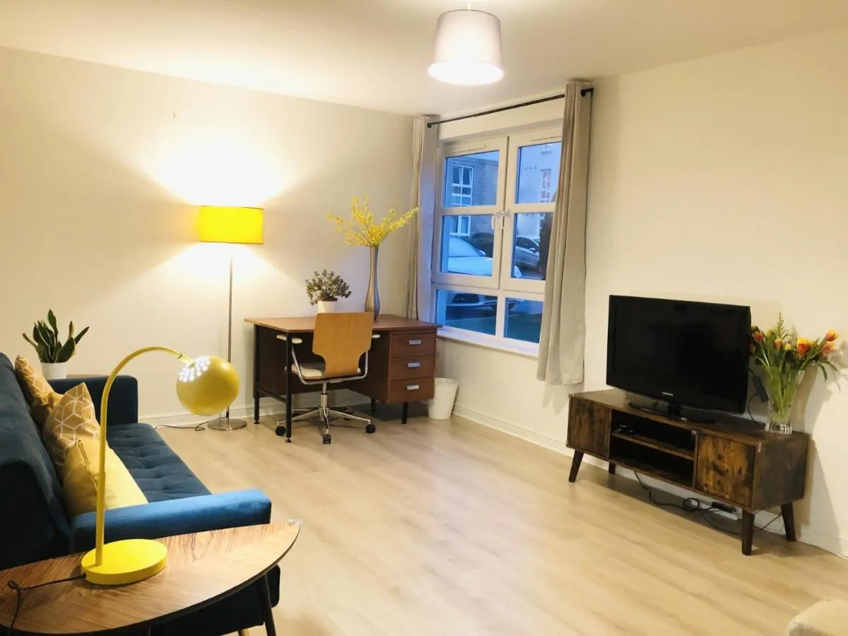 Image 4 of Spacious City Centre flat free parking& superfast WIFI