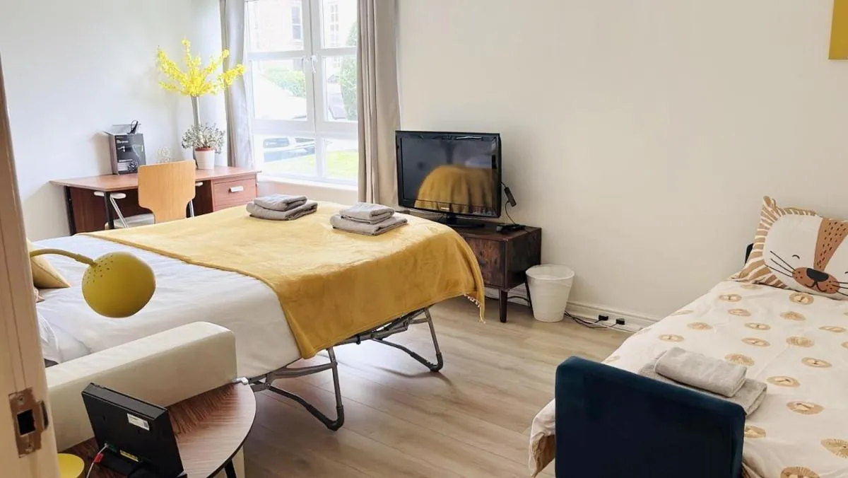 Image 6 of Spacious City Centre flat free parking& superfast WIFI