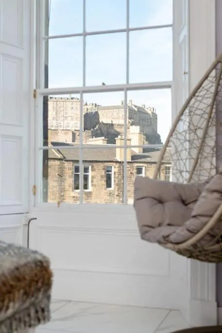 Image 5 of Spacious modern city centre apartment Castle Views