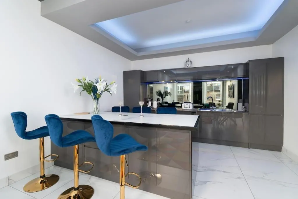 Image 2 of Spacious modern city centre apartment Castle Views