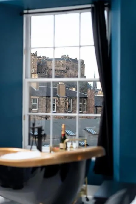 Image 3 of Spacious modern city centre apartment Castle Views