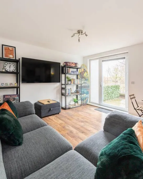Image 4 of Stunning 1 BD flat in Lochend Park with a patio