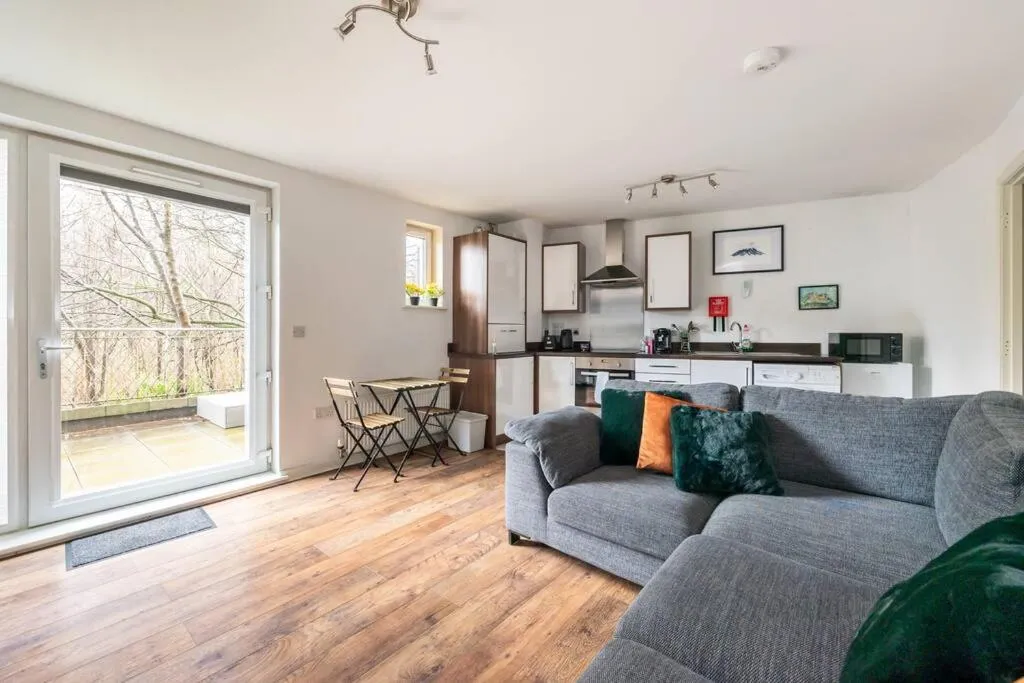 Image 2 of Stunning 1 BD flat in Lochend Park with a patio