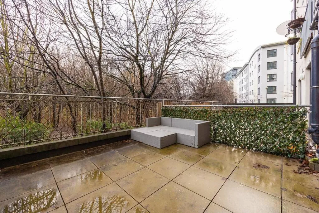 Image 5 of Stunning 1 BD flat in Lochend Park with a patio