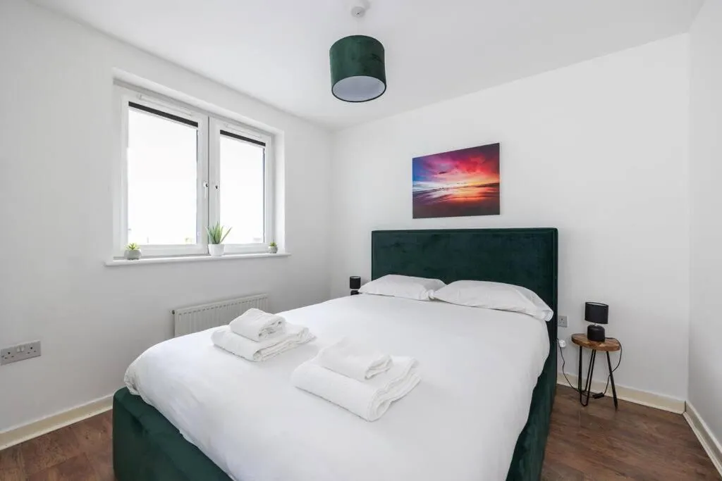Image 6 of Stunning 1 BD flat in Lochend Park with a patio