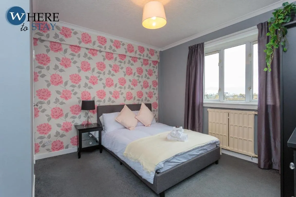 Image of Stunning 3 bedroom apartment Edinburgh