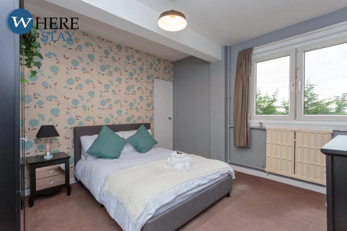 Image 3 of Stunning 3 bedroom apartment Edinburgh