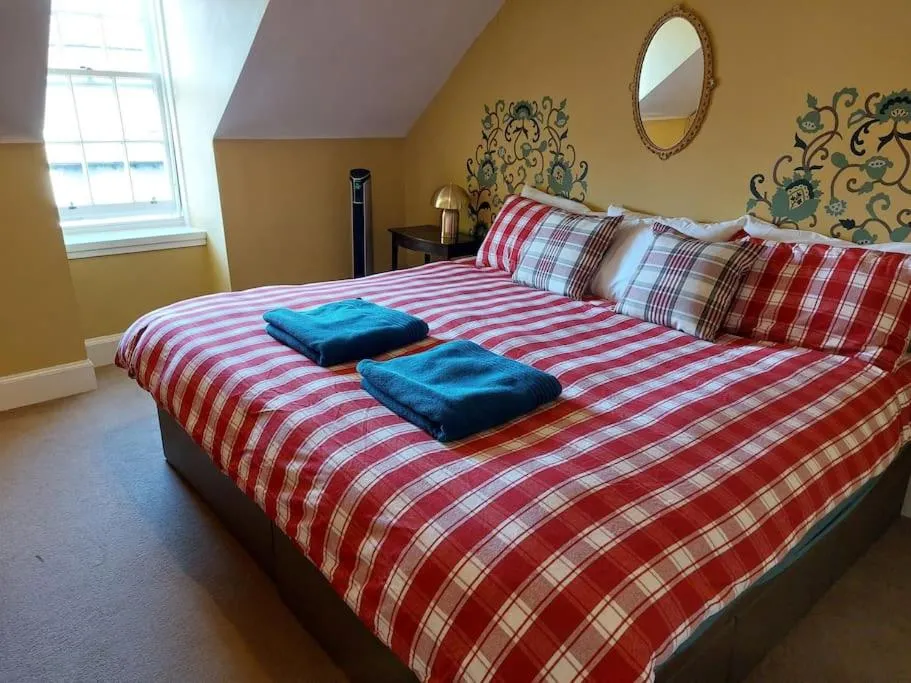 Image 1 of Stunning 4 bedroom, 2-Storey Apartment on the Royal Mile