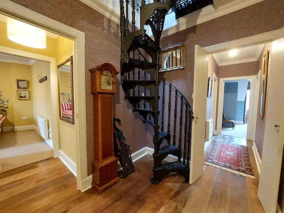 Image 4 of Stunning 4 bedroom, 2-Storey Apartment on the Royal Mile