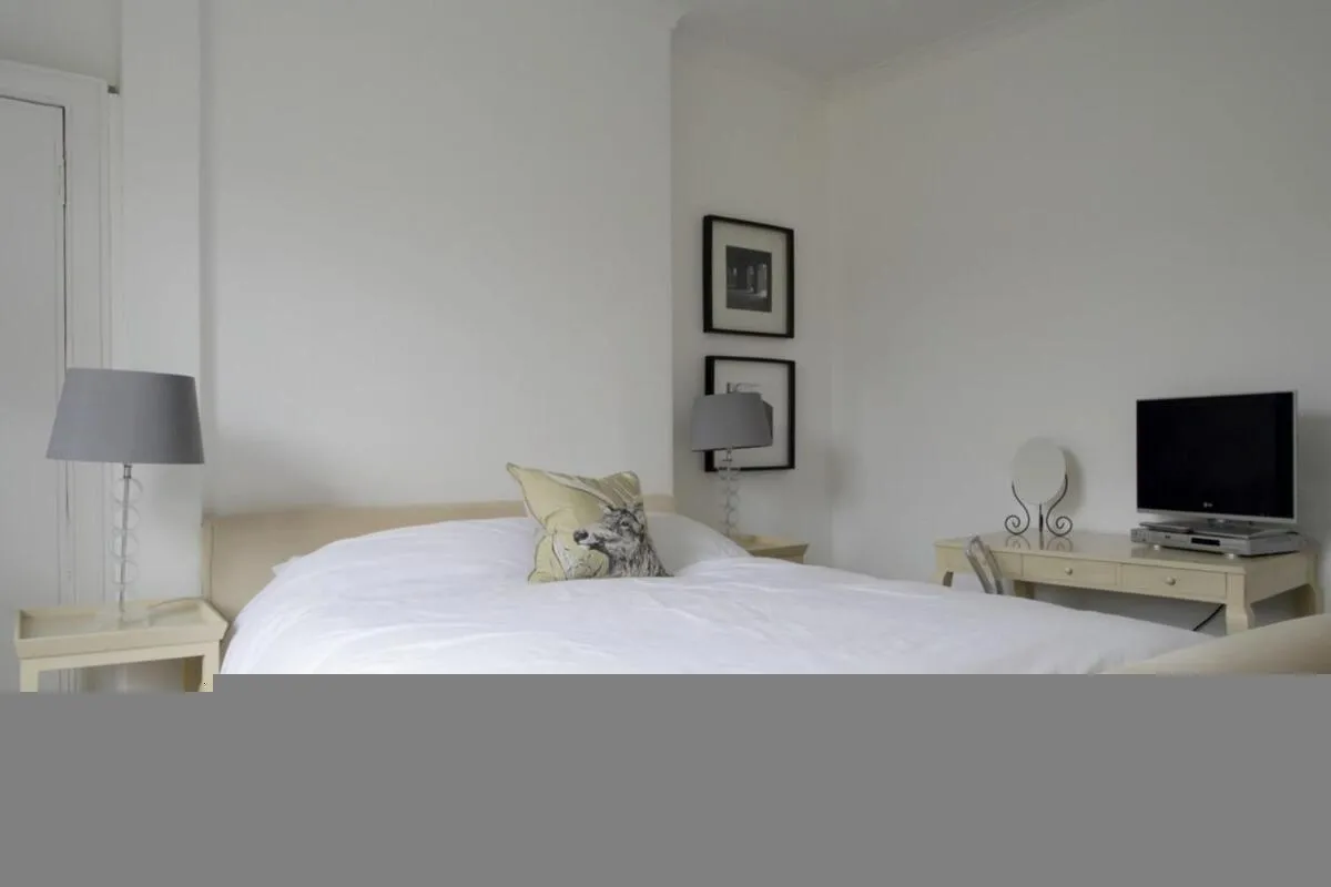 Image 2 of Stylish 2 Bedroom Bruntsfield Apartment in Edinburgh