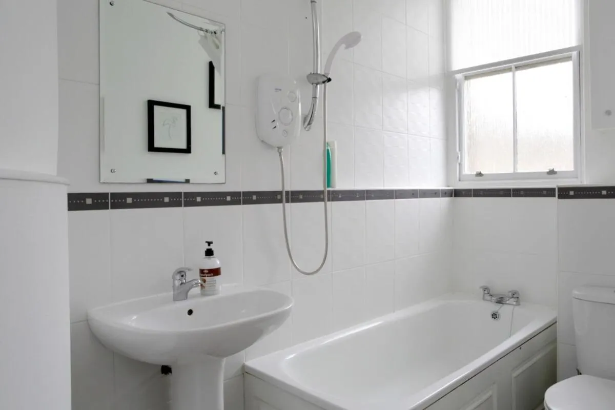 Image 4 of Stylish 2 Bedroom Bruntsfield Apartment in Edinburgh