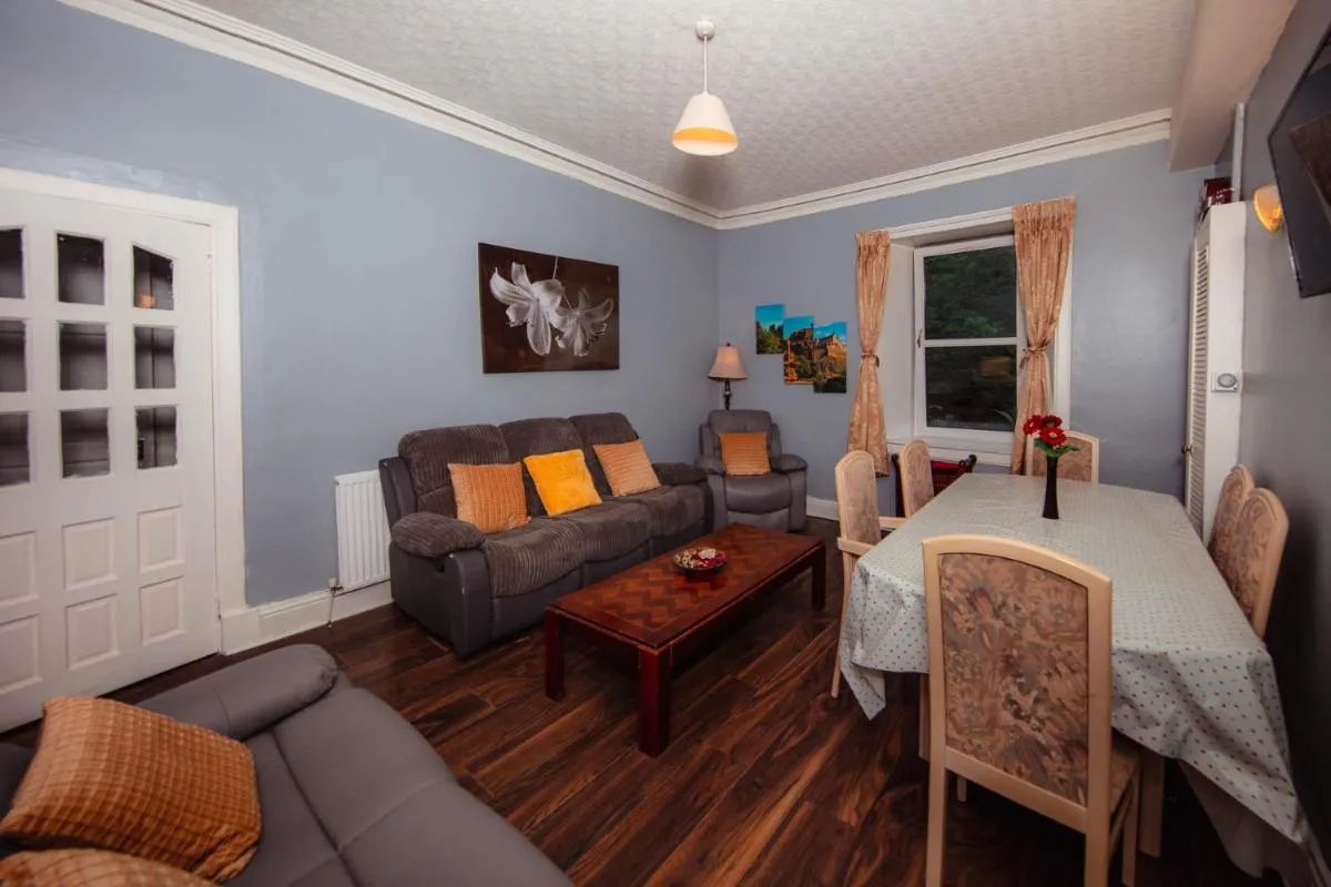 Image 3 of Super Central 4bedroom Apartment at the Meadows