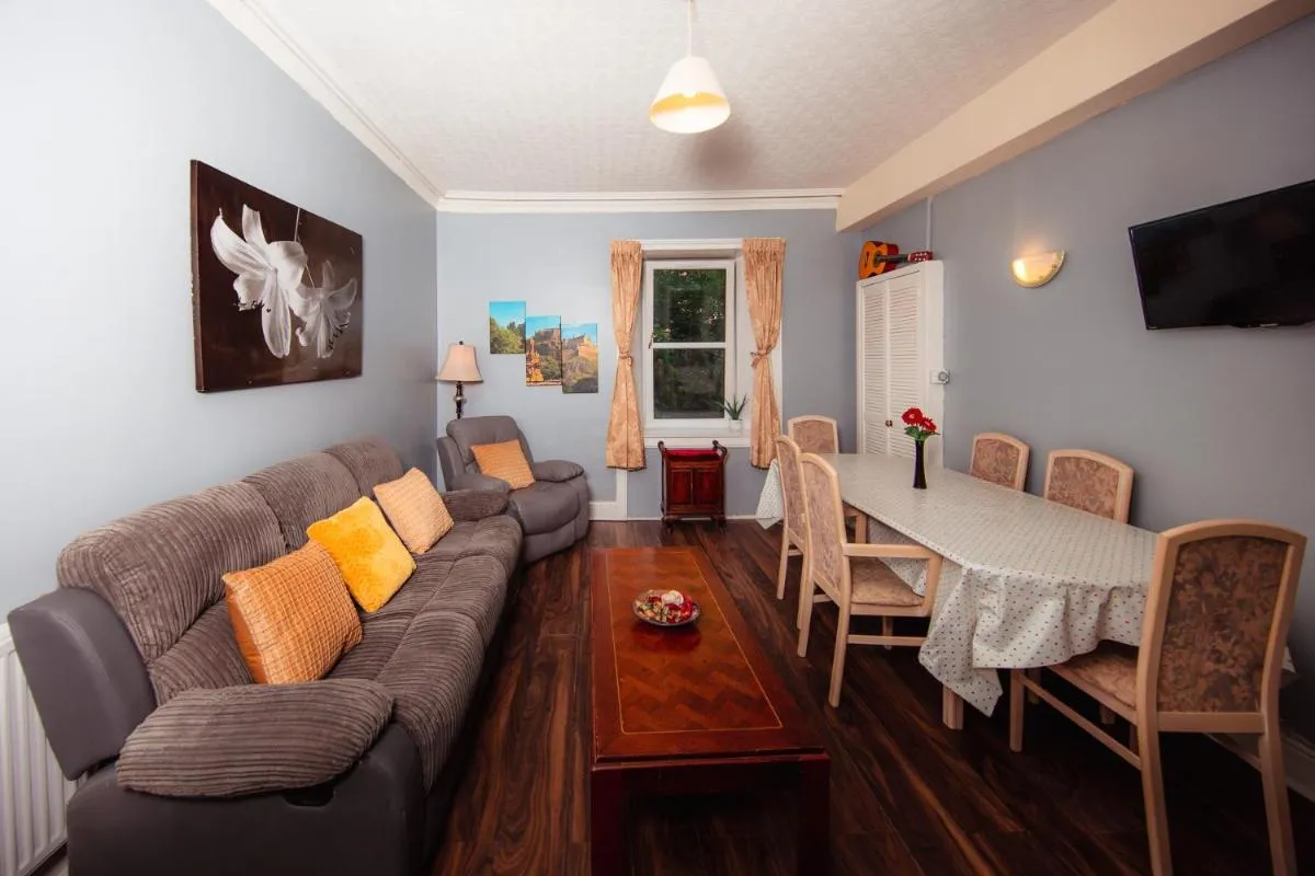 Image 4 of Super Central 4bedroom Apartment at the Meadows