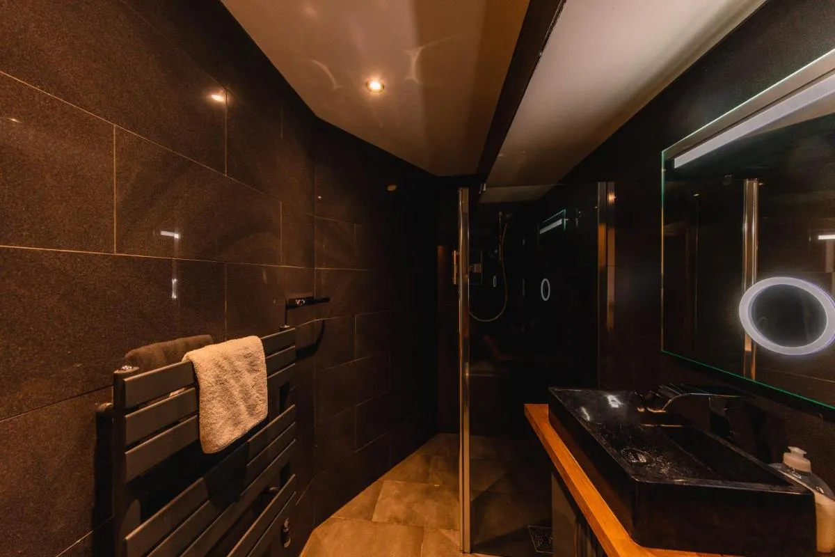 Image 6 of Superb Luxury Quality Central Apartment on Canal