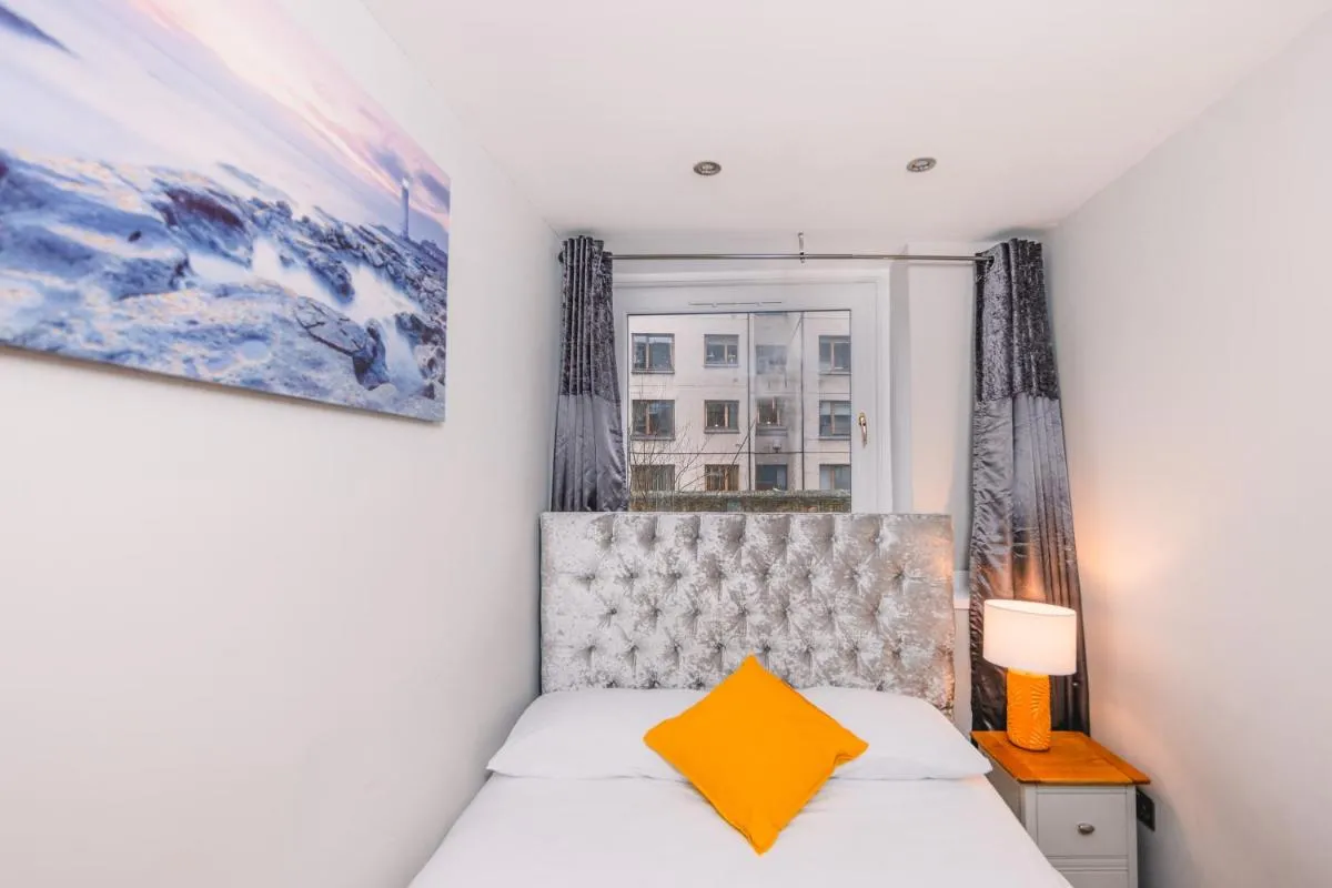 Image 1 of Superb Luxury Quality Central Apartment on Canal