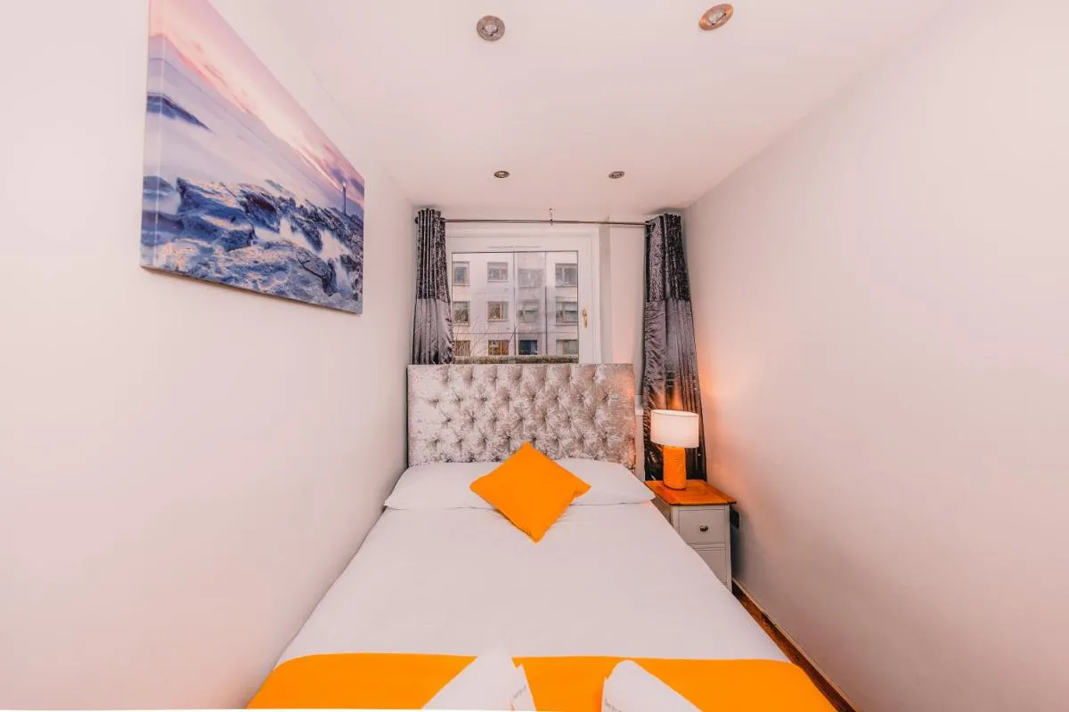 Image 5 of Superb Luxury Quality Central Apartment on Canal