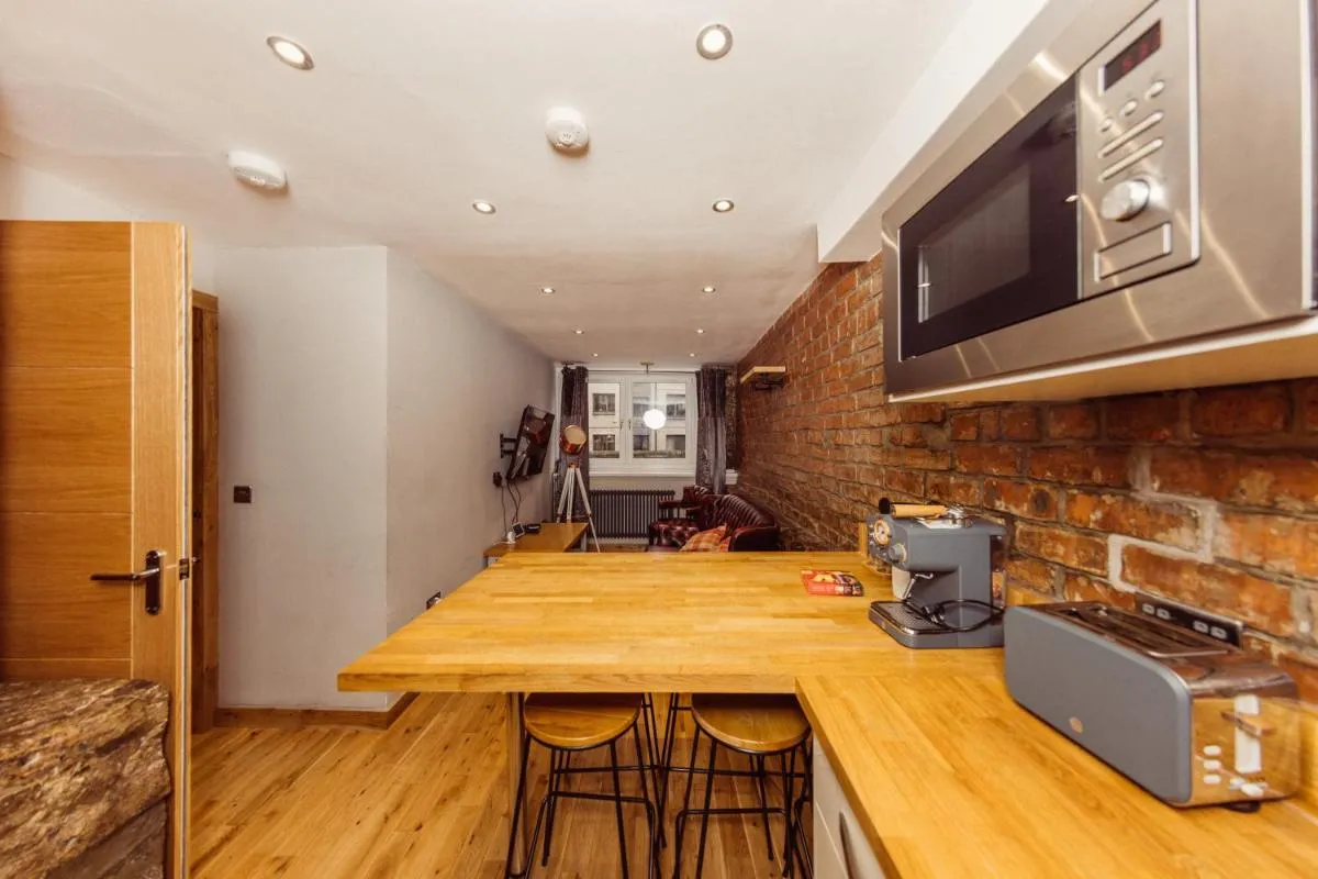 Image 3 of Superb Luxury Quality Central Apartment on Canal
