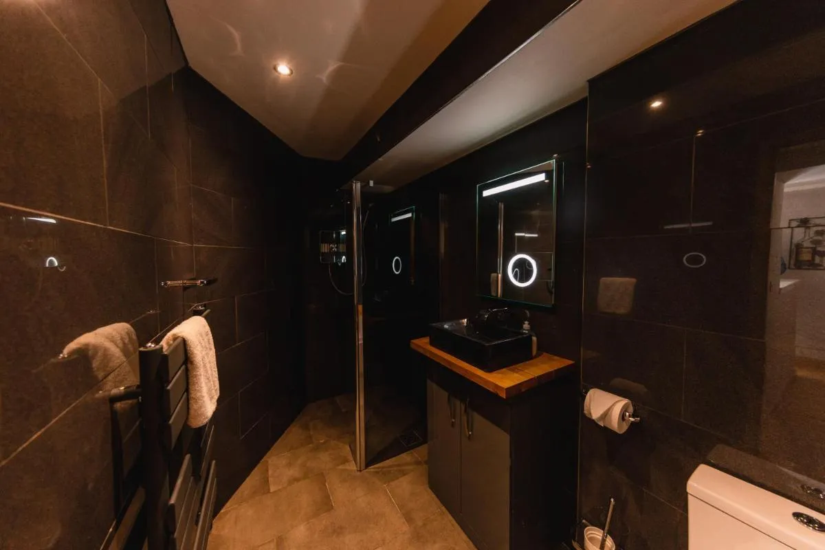Image 2 of Superb Luxury Quality Central Apartment on Canal