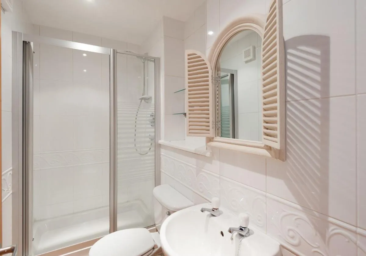 Image 2 of The Botanist Apartment Edinburgh Old Town 2 Bedroom Lift Parking
